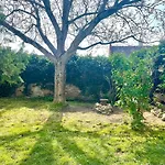 Tulipanos Lada Vendeghaz بيت للعطل *