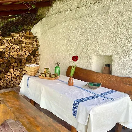 Tulipanos Lada Vendeghaz Pula