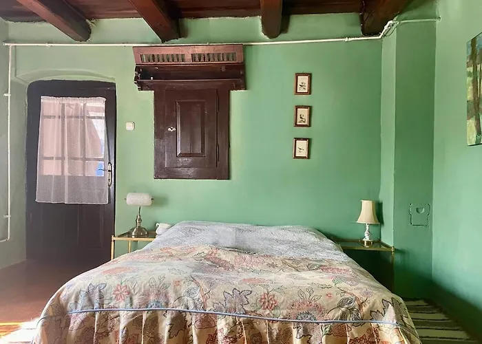 Tulipanos Lada Vendeghaz בית נופש *